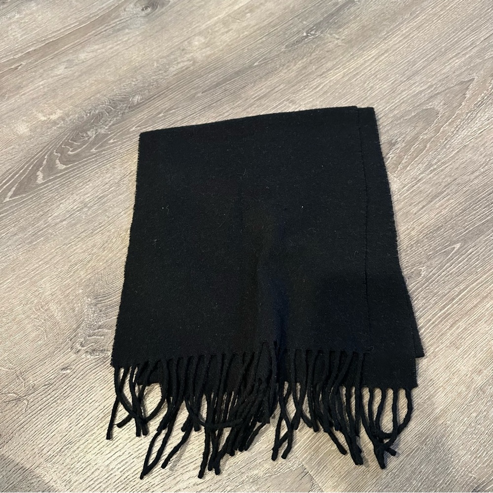 Black lambswool scarf with fringe #scarf #winterwear #luxury